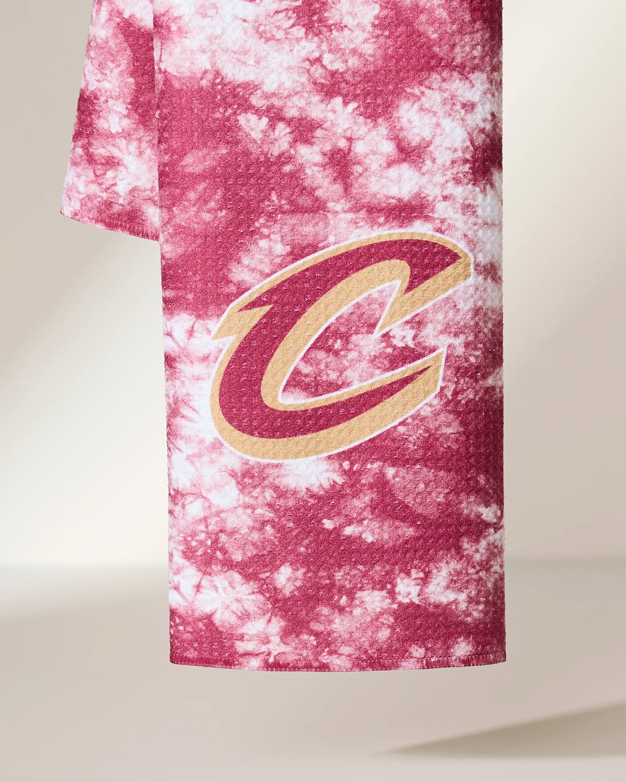 The Geometry Cavaliers Flash tea towel features a maroon and white tie-dye design with the Cleveland Cavaliers “C” logo in gold and maroon. Made from quick-drying, recycled materials, its an eco-friendly way to show your team spirit.