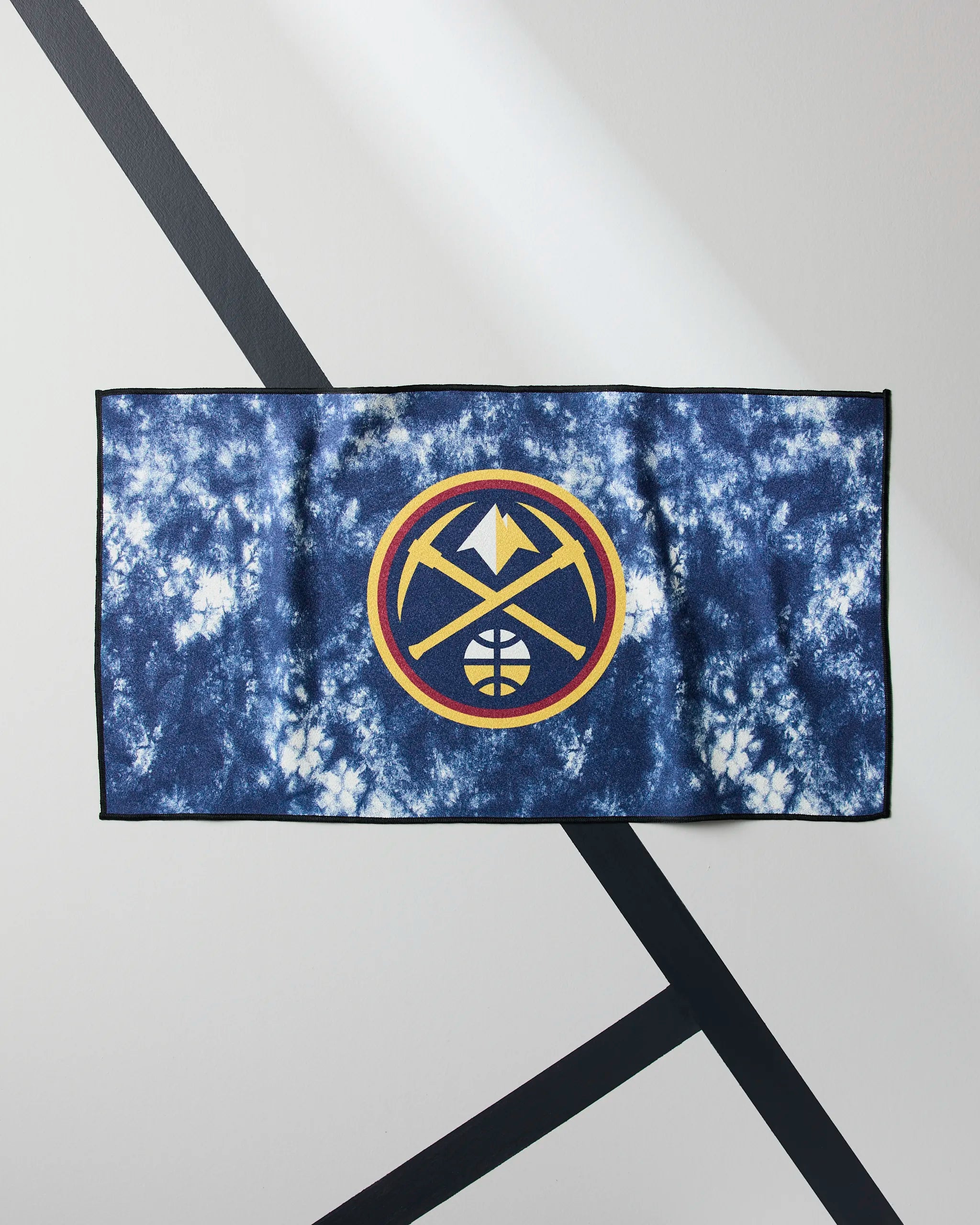 The Geometry Nuggets Flash is a blue quick-drying gym towel with a logo, ideal for workouts or as an NBA-themed fitness towel.