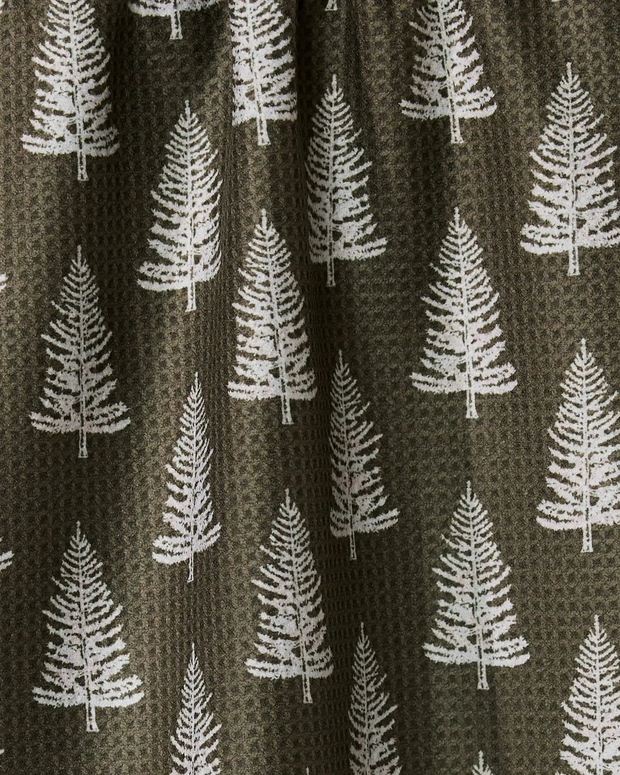 The Geometry Holiday 2024 features brown fabric with neat rows of white pine trees. Made from recycled kitchen towels, it’s textured, absorbent, and quick-drying—ideal for eco-conscious kitchens.
