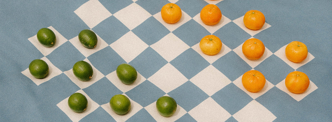 A split image: on the left, a checkerboard with limes and tangerines as pieces; on the right, three children play a board game on a blanket at the beach.