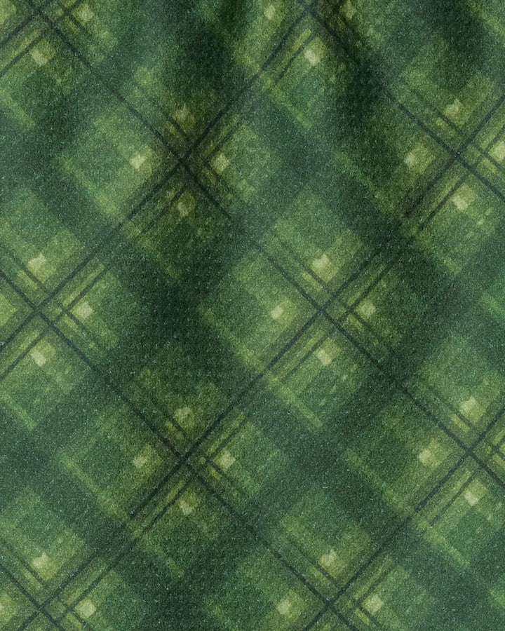 The Geometry Forever Plaid bar towel features a diagonal crisscross design in varied green shades with subtle texture. Crafted from recycled materials, it brings an eco-friendly and stylish touch to your kitchen.