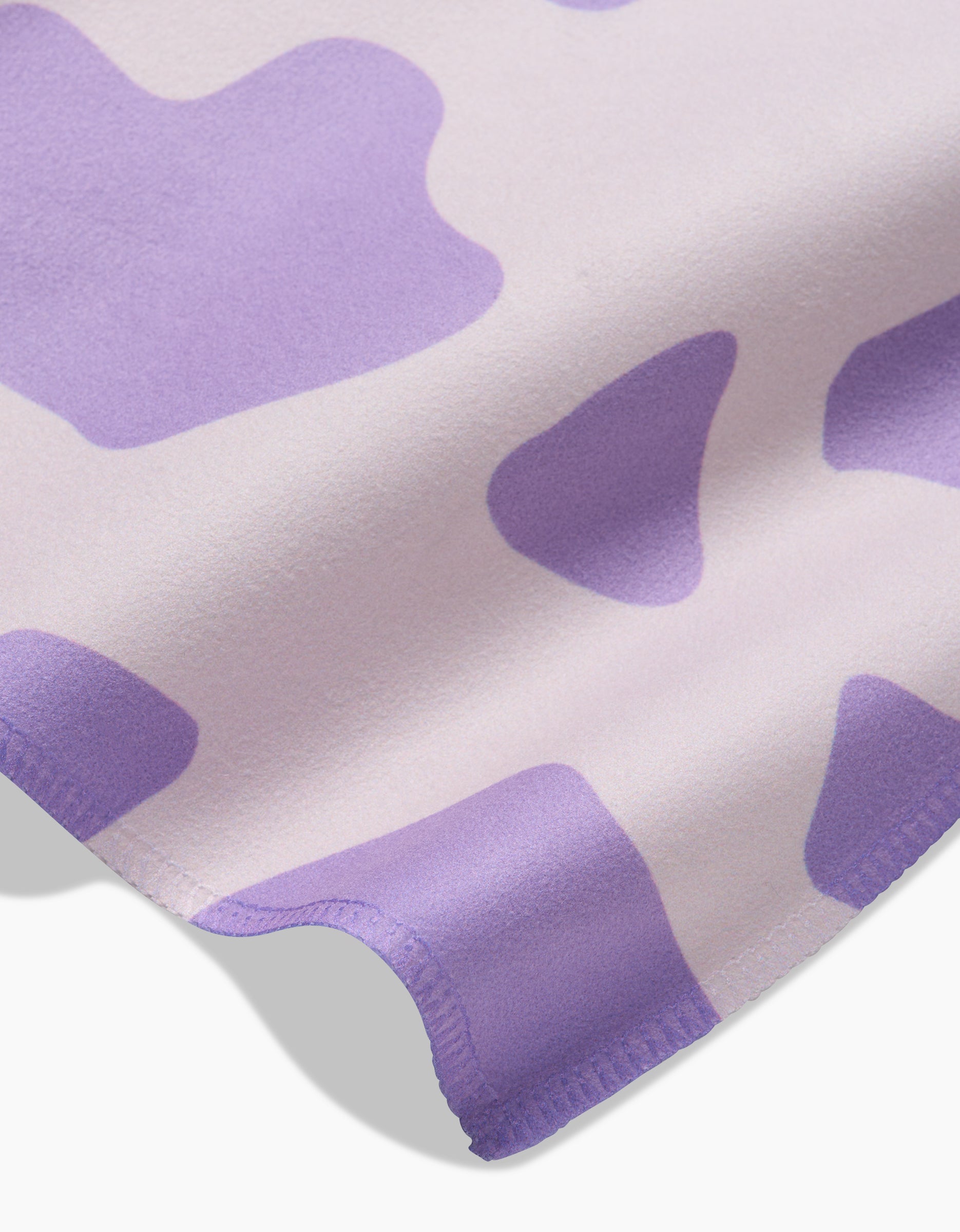 The GEOMETRY Cow Print Lilac is a soft, absorbent napkin with a lilac base and cow-print spots, neatly stitched edges, and perfect as an eco-friendly dinner napkin.