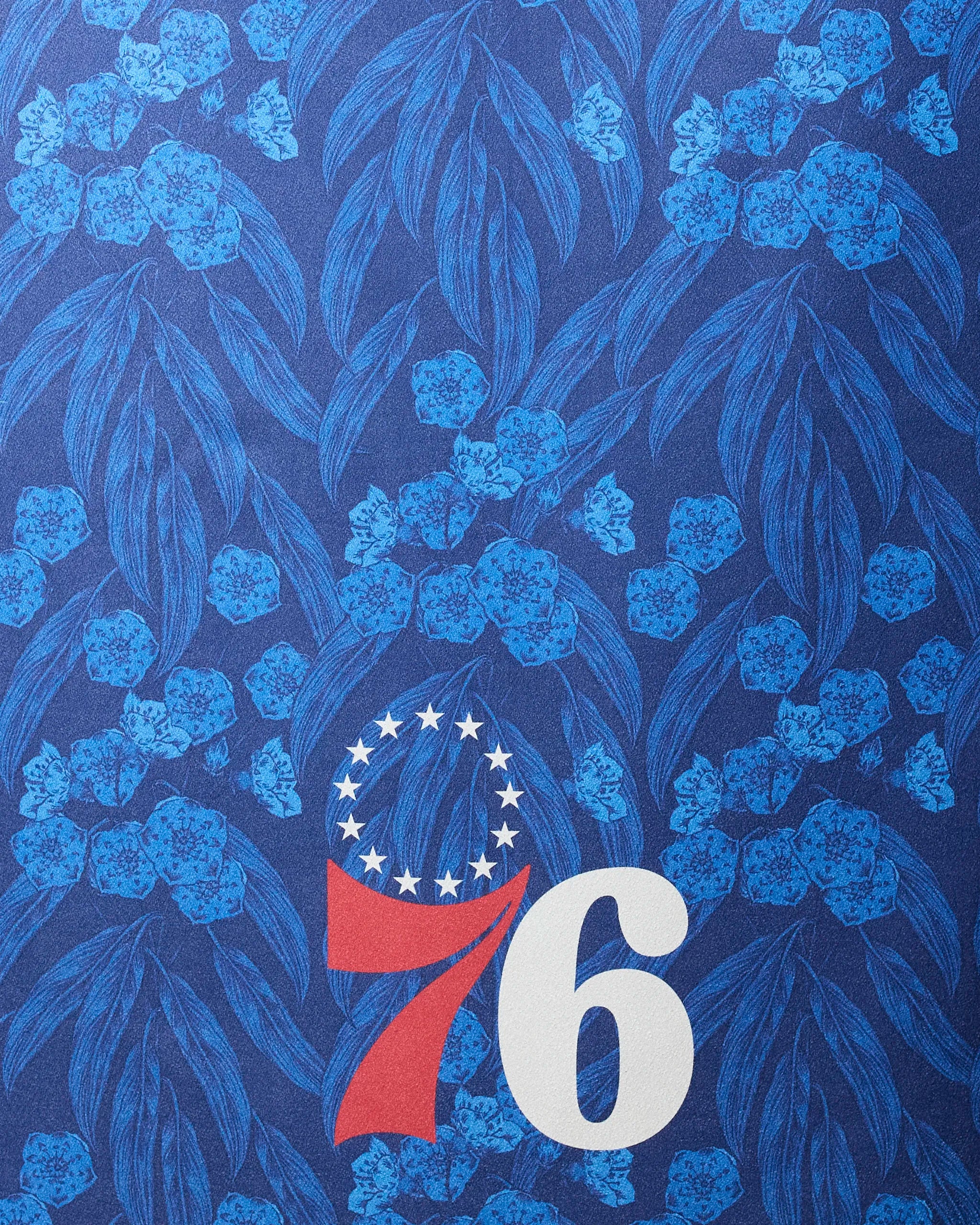 Show off your team pride with the 76ers Floral towel by NBALAB x Geometry, featuring a blue floral pattern and Philadelphia 76ers logo. Quick-drying and stylish—perfect for fans at the beach or pool.