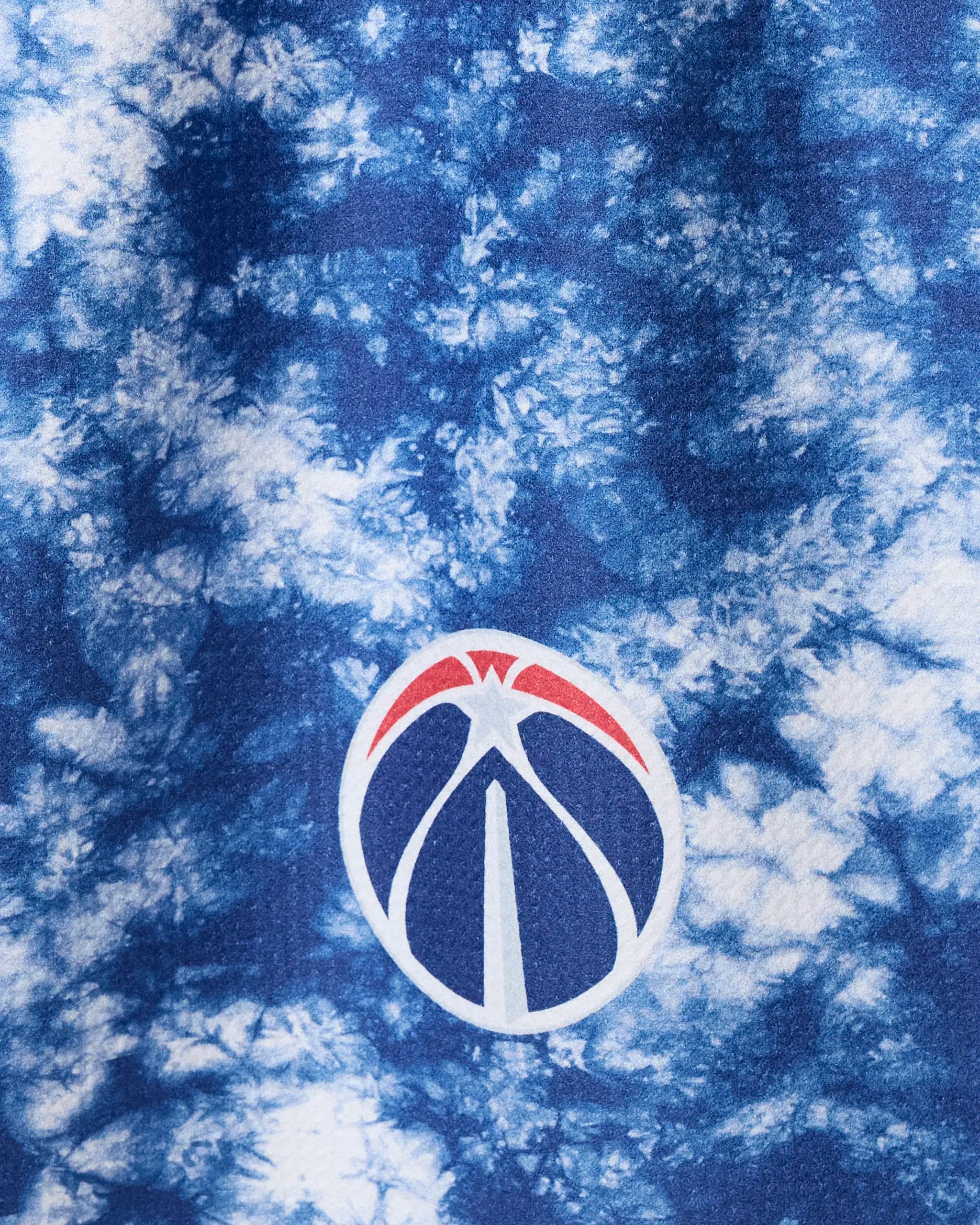 Show your team pride with the Wizards Flash tea towel by NBALAB x Geometry—a blue and white tie-dye design featuring the Washington Wizards logo. This officially licensed NBA item brings vibrant style to any kitchen.