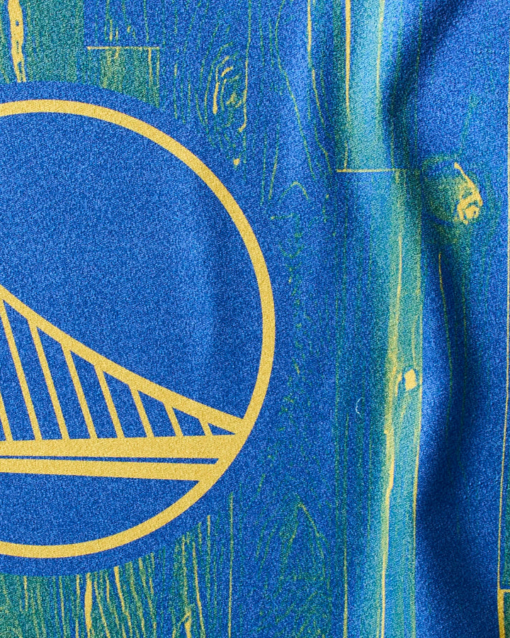 The Warriors Zone fitness towel by NBALAB x Geometry features a yellow Golden State Warriors bridge logo on a blue, wood-grain patterned background—perfect for true fans.