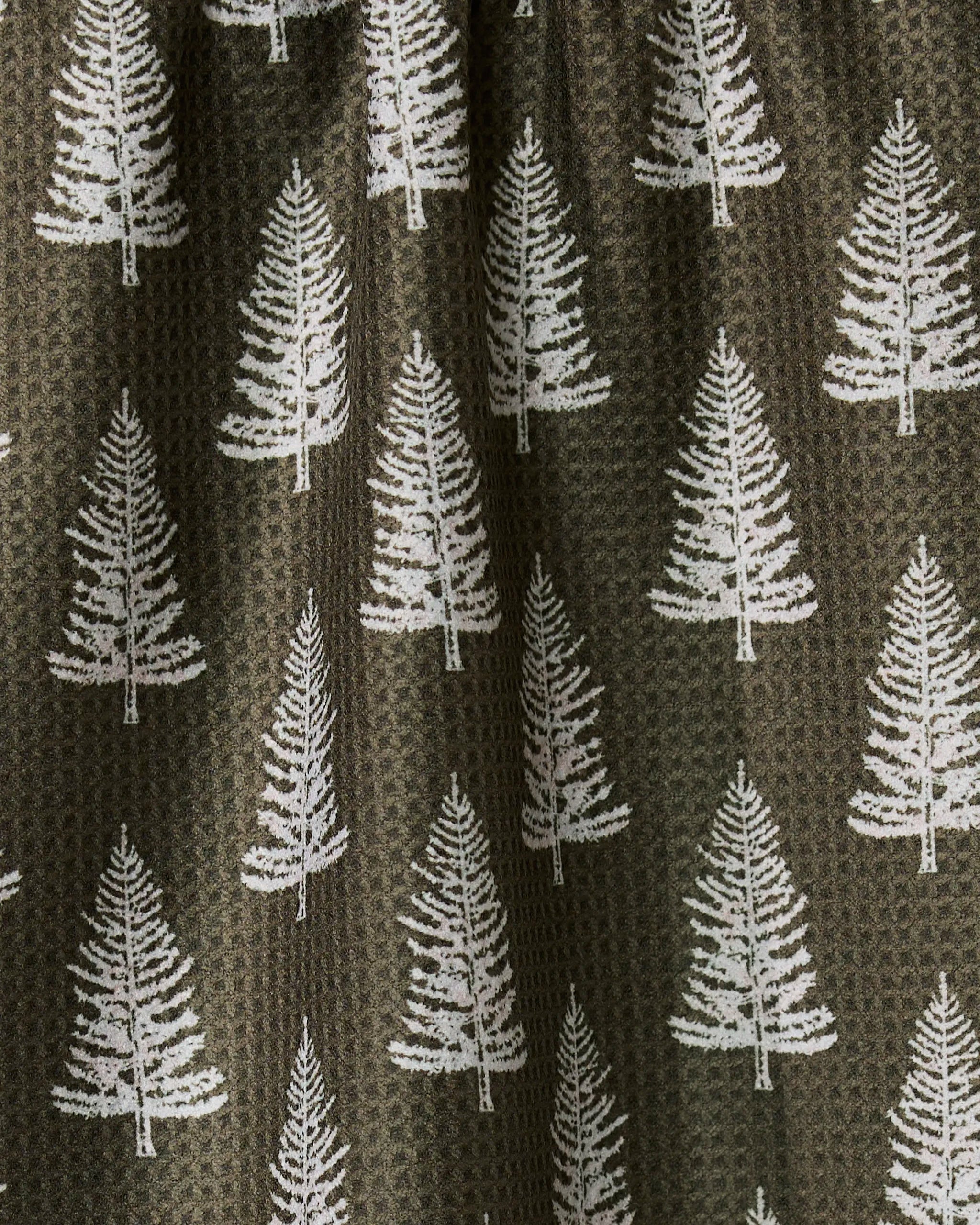 The Geometry Holiday 2024 features brown fabric with neat rows of white pine trees. Made from recycled kitchen towels, it’s textured, absorbent, and quick-drying—ideal for eco-conscious kitchens.